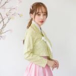 Moderní oblek Hanbok - světle zelený top s puntíky a růžová sukně