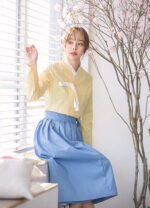 Moderní oblek Hanbok - žlutý top a nebesky modrá sukně - Obrázek 2